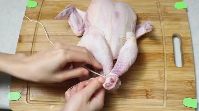 广东正宗豉油鸡做法，详细做法告诉你，色香味美鸡肉滑嫩，超简单