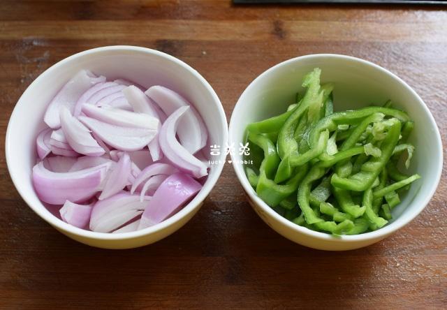 一个青椒一个洋葱一点肉，炒一道家常菜，鲜美下饭，米饭一扫光