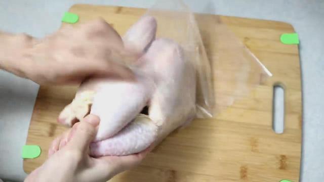 广东正宗豉油鸡做法，详细做法告诉你，色香味美鸡肉滑嫩，超简单