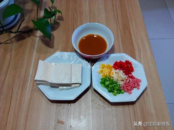 豆腐简单煎一煎，再淋上汤汁，比肉还香，下饭下酒，怎么吃都美味