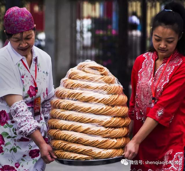 在新疆少数民族的节日里，馓子是不可或缺的美味