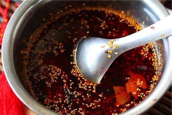 做辣椒油时，需要提前磨碎吗？老师傅教你这样做，又香又红超好吃