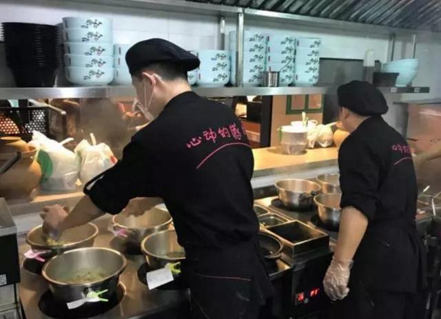 用重庆小吃模式做酸菜鱼，单店日营收近2万，一年发展100多家店！