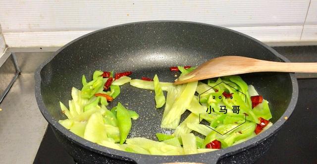它是“天然刮油菜”，常吃排出顽固宿便，夏天要多吃