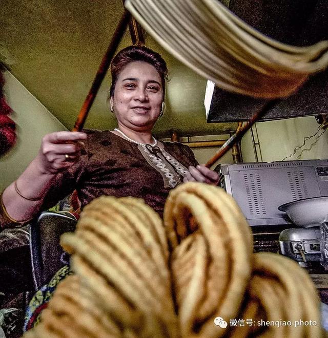 在新疆少数民族的节日里，馓子是不可或缺的美味