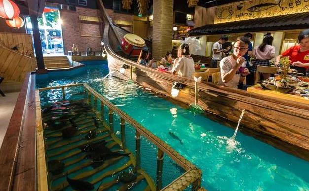 30吨海水装满餐厅，想吃鱼自己钓，娃娃机还能夹海鲜，结账时懵了