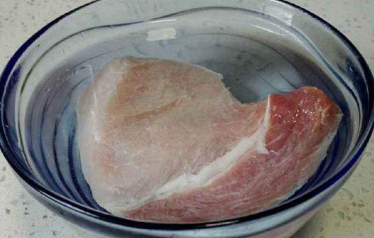家里解冻猪肉不要“泡水”饭店大厨：这样做解冻快，肉很鲜嫩！